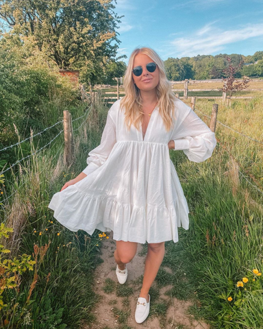 blogger wearing white oversized shirt and pumps